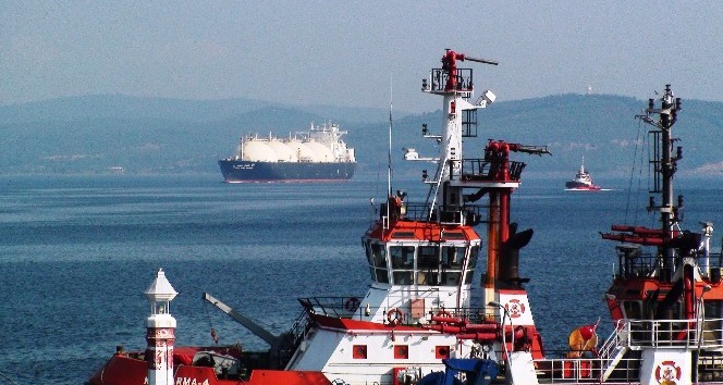 Dev tanker Çanakkale Boğazı’nı kapattı