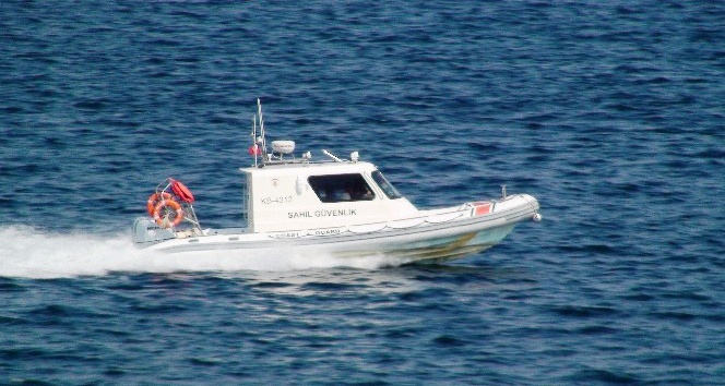 Çanakkale Sahil Güvenlik Grup Komutanlığına bağlı ekipler şüpheli her tekneyi kontrol ediyor