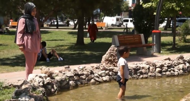 Sıcaktan bunalan çocuklar süs havuzlarına akın etti