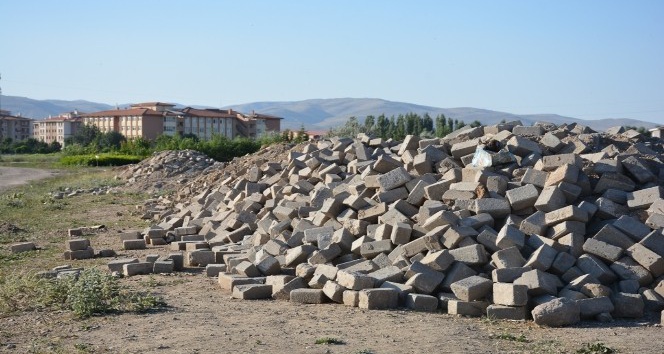 Şuhut Belediyesinden parke taşlarına alanlara uyarı