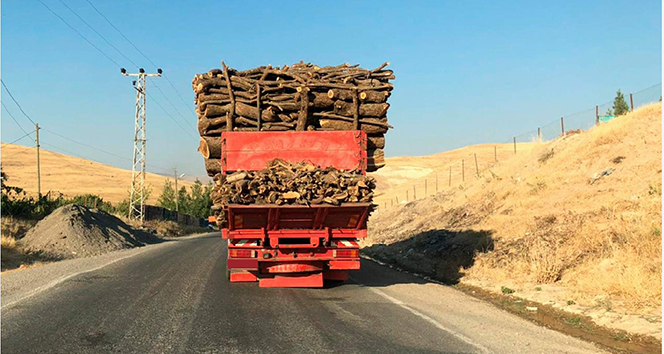 Siirt’te yük dolu kamyonun tehlikeli yolculuğu