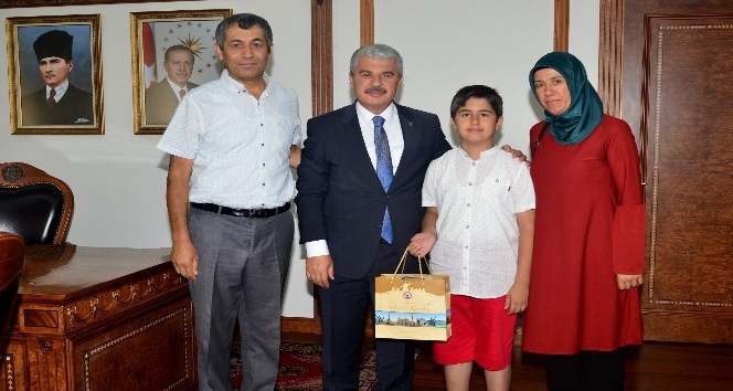 Bursluluk Sınavı Birincisine Vali Akın’dan ödül