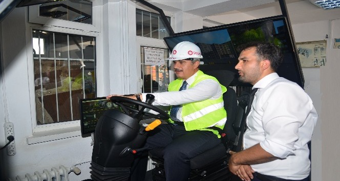 Kırşehir’de Vali Akın, Forklift Simülatör Aracını tanıttı