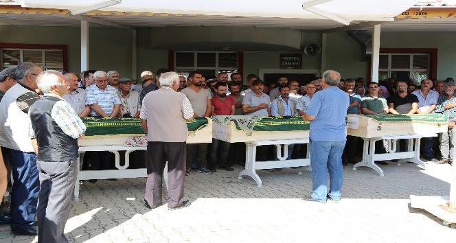 Kazada hayatını kaybeden anne, baba ve oğul son yolculuğuna uğurlandı