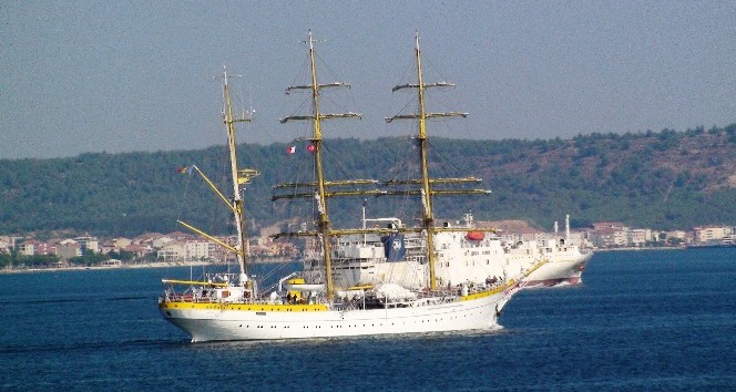 Romanya okul gemisi Çanakkale Boğazı’ndan geçti