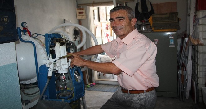 Yarım asırlık gazoz makinesine gözü gibi bakıyor