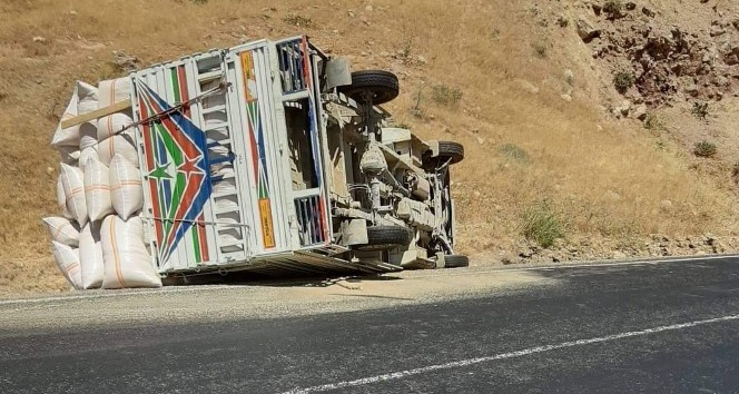 Siirt’te saman yüklü kamyon devrildi: 1 yaralı