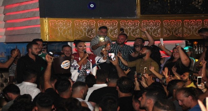Bodrum’da Demet Akalın izdihamı