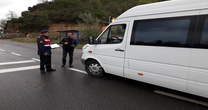 Jandarma trafik destekçisi iki örenciye katılım belgelerini takdim etti