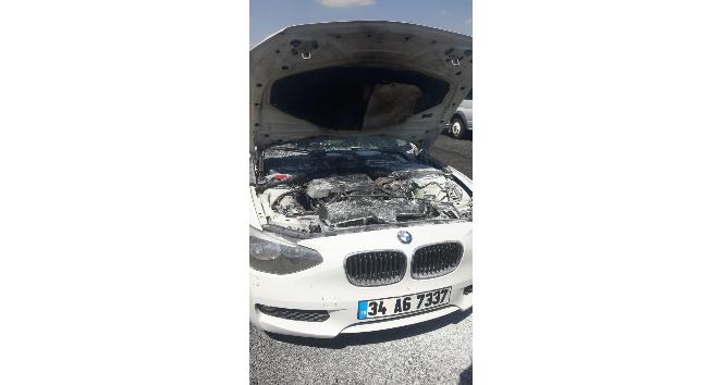 Diyarbakır’da seyir halindeki lüks otomobil yandı