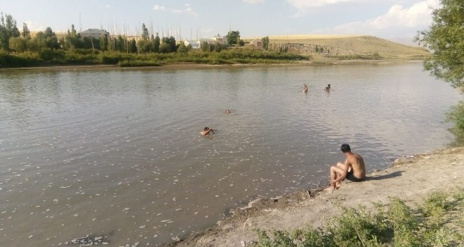 Serinlemek için nehre giren çocuklardan 3’ü hayatını kaybetti