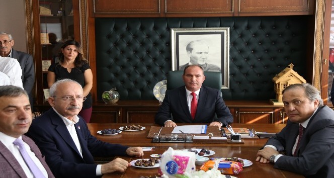 Kılıçdaroğlu, Ardanuç Belediyesini ziyaret etti