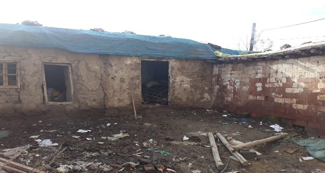 TÜGŞAV’dan evleri yıkılma aşamasında olan aileye yardım