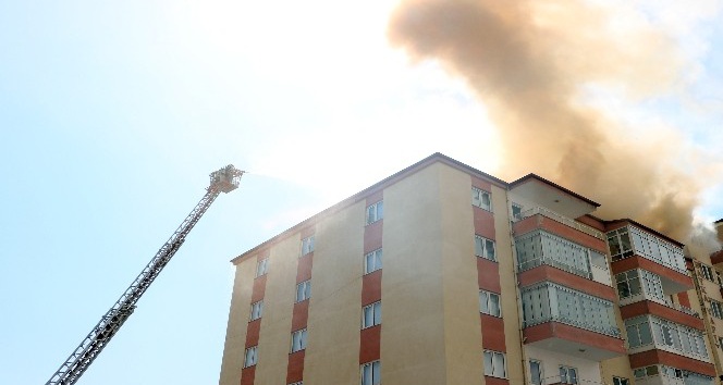 Niğde’de 7 katlı binanın çatı katında yangın