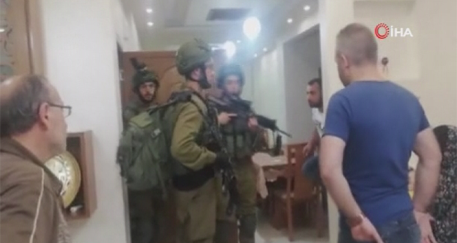 İsrail askerleri Filistinli gazetecinin evine baskın düzenledi