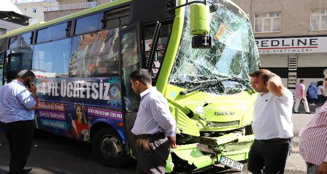 Halk otobüsü kepçeye çarptı: 5 yaralı