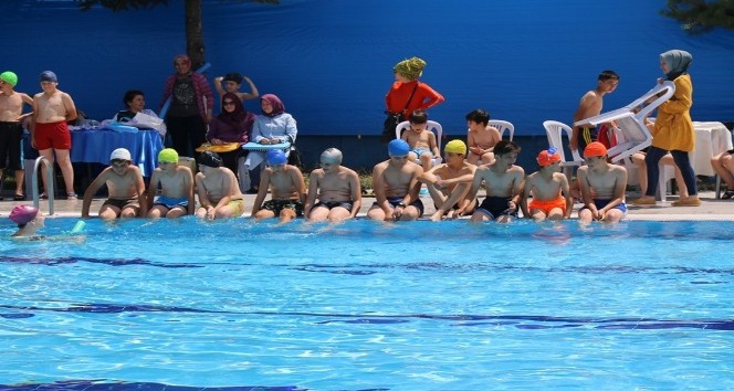 Pazaryeri’nde yüzme kursu açıldı