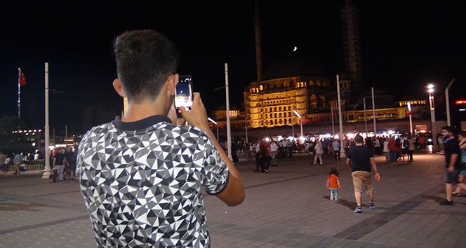 Taksim Camii alemiyle hilal buluştu, vatandaşlar telefona sarıldı
