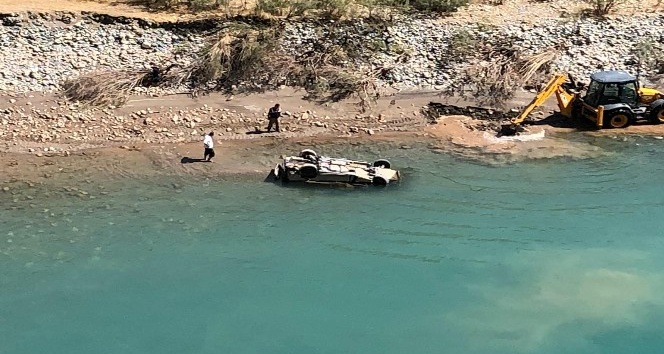 Siirt’te çayda bulunan kamyonet jandarma tarafından çıkarıldı