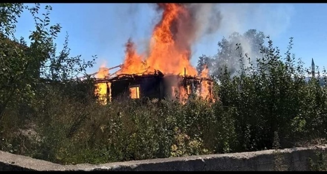 Araç’ta bir ev yangında küle döndü