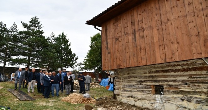 Vali Gürel, kentsel sit alanı olan Karacapınar Köyü’nde incelemelerde bulundu