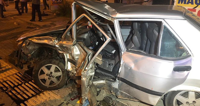 Ankara&#039;da 2 araç çarpıştı, 5 kişi yaralandı