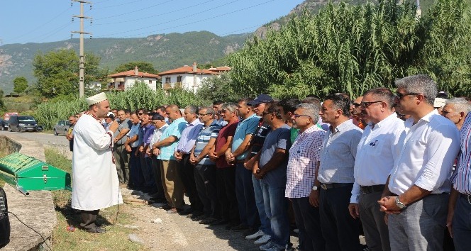 Belediye çalışanını son yolculuğuna binlerce kişi uğurladı