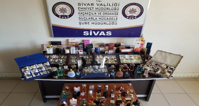 Sivas’ta çok sayıda kaçak kol saati ve parfüm ele geçirildi