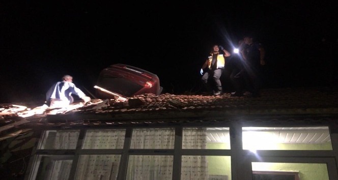 112 ekibi, yaralı sürücüye evin çatısında müdahale etti