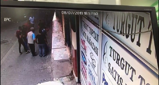 Pişkin hırsız dükkan sahibi ve 2 oğlunu vurdu: 1 ağır 3 yaralı