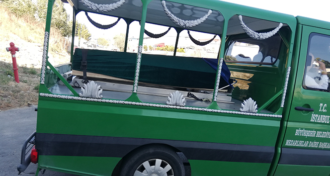 Hostes kıyafetindeki fuları, tabutunun başına konuldu