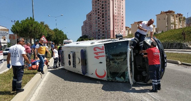 Samsun’da ambulans kaza yaptı: 2 sağlıkçı yaralandı