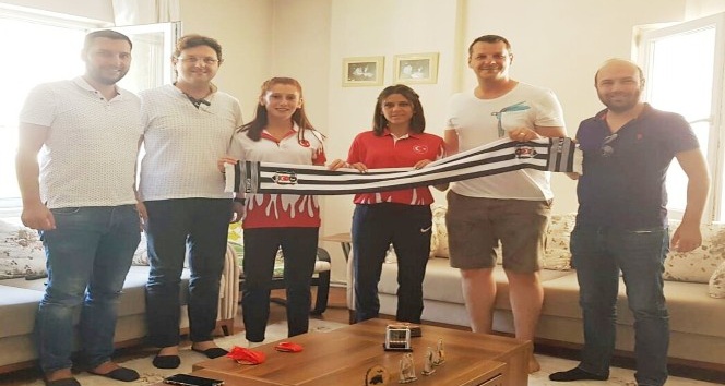 Burhaniye’de Beşiktaşlılar dünya şampiyonlarını ziyaret etti