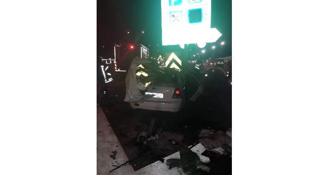 İzmir-İstanbul Otoyolu’nun Turgutlu kavşağı yakınlarında meydana gelen trafik kazasında, bir otomobilin bariyerlere çarpması sonucu 3 kişi öldü, 2 kişi yaralandı. Yaralılar ambulansla hastaneye kaldırıldı.
