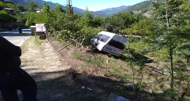 Adana’da iki kişinin ölümüne neden olan minibüs kaza yerinden kaldırıldı