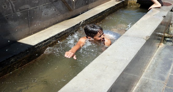 Yozgat’ta çocuklar çeşme oluğunda yüzüp duvar üzerinde güneşleniyor
