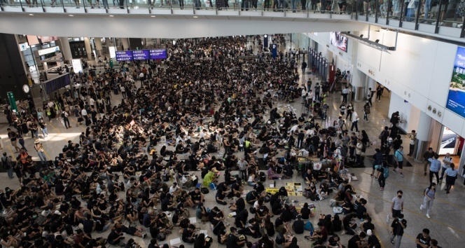 Hong Kong havalimanı, gösteriler nedeniyle kapatıldı