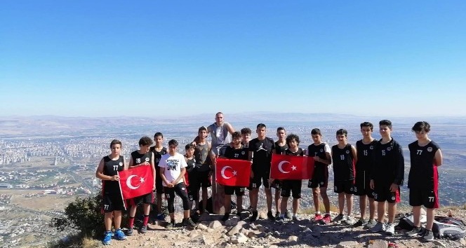 Spor Kulübü, bayram mesajını Ali Dağı’nın zirvesinde verdi