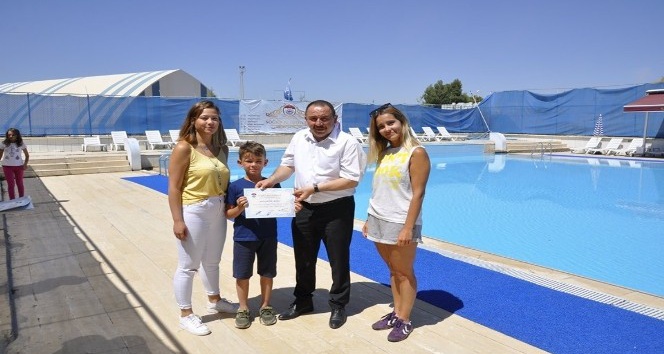 Yüzme kursu öğrencileri sertifikalarını aldı