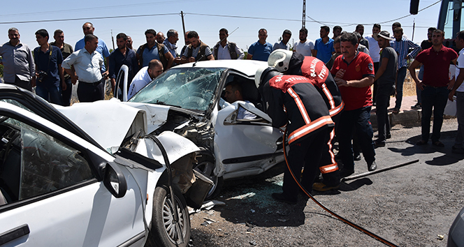 Kaza yapan araçlarda sıkışan sürücüler kurtarıldı