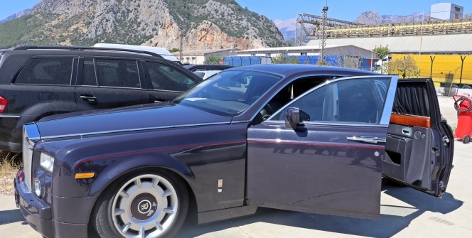 Gümrüğe takılan ve sahibi gizli tutulan 4 milyonluk lüks araç e-ihaleyle satılacak