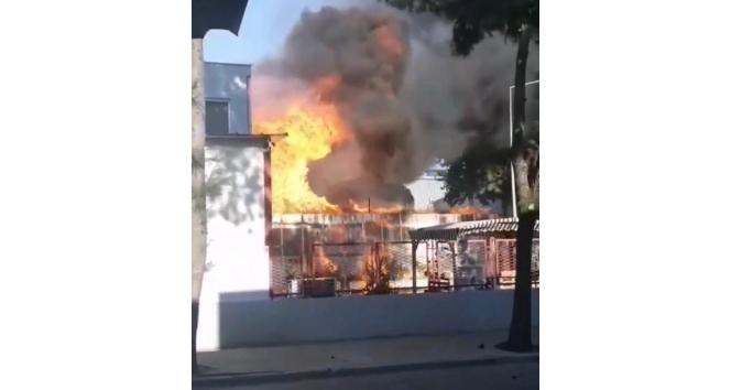 İzmir’in Çiğli ilçesindeki Atatürk Organize Sanayi Bölgesi’ndeki bir fabrikada yangın çıktı. Çok sayıda itfaiye ekibi yangına müdahale ediyor.