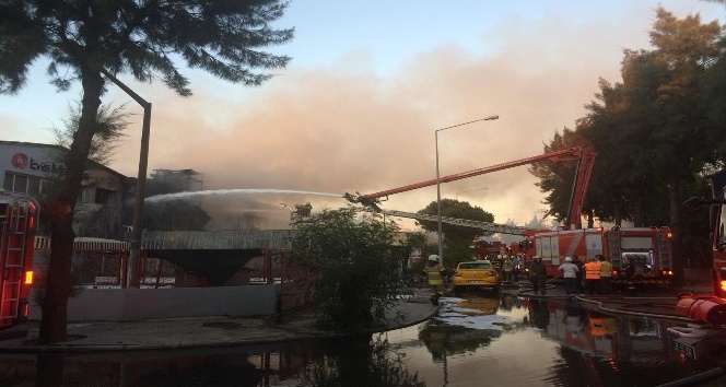 İzmir’de madeni yağ fabrikasında çıkan yangın güçlükle kontrol altına alındı