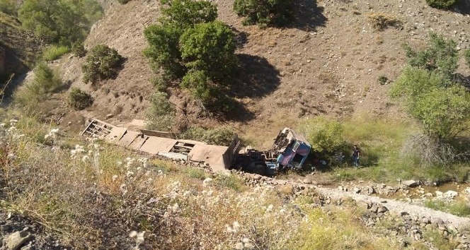 Erzincan’da tır şarampole uçtu: 1 ölü