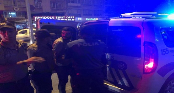 Başkent’te 3 araca çarpan otomobil, dükkana girdi