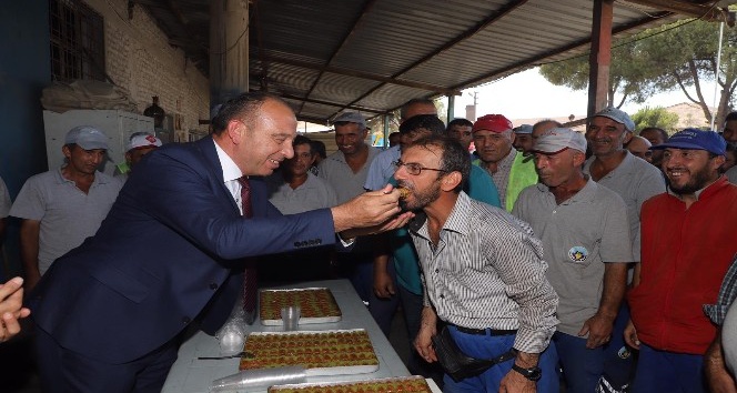 Belediye çalışanlarının ağzı baklavayla tatlandı