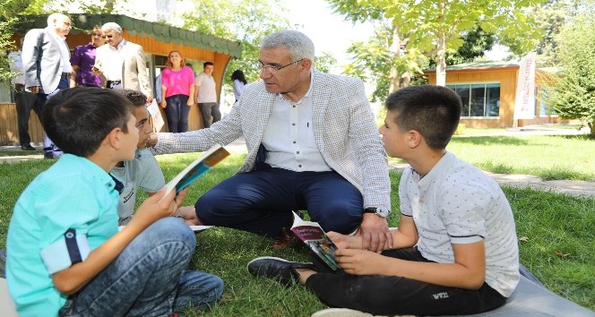 Başkan Güder, ‘Dünya Kitap Okumayı Sevenler Günü’ etkinliğinde gençlerle buluştu