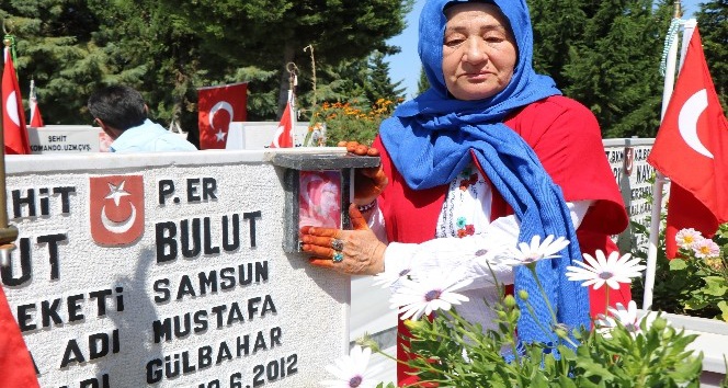 Şehit annesinden yürek burkan mezarlık ziyareti