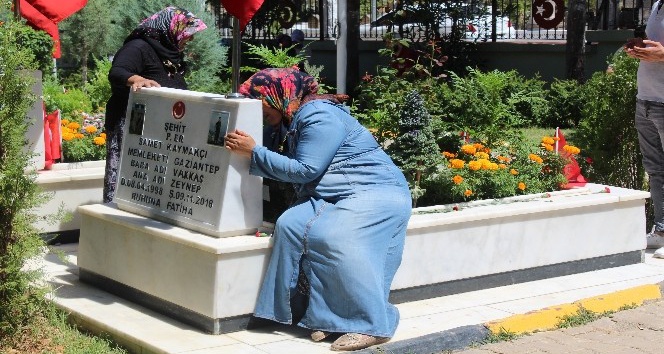 Şehit yakınları ve vatandaşlar arefe günü mezarlıklara akın etti