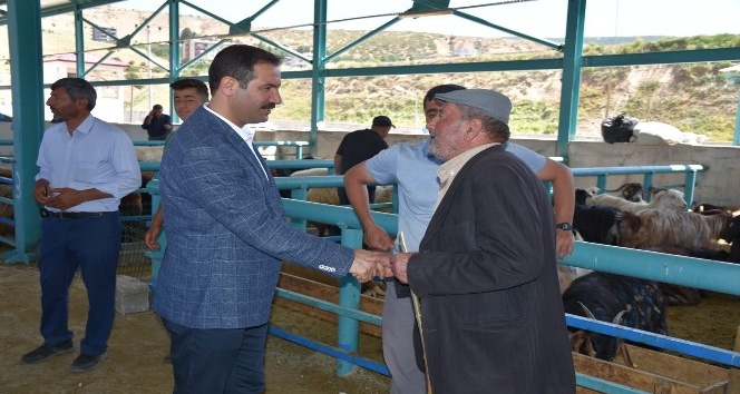 Başkan Geylani, bayram öncesi mezbahana ve hayvan pazarını ziyaret etti